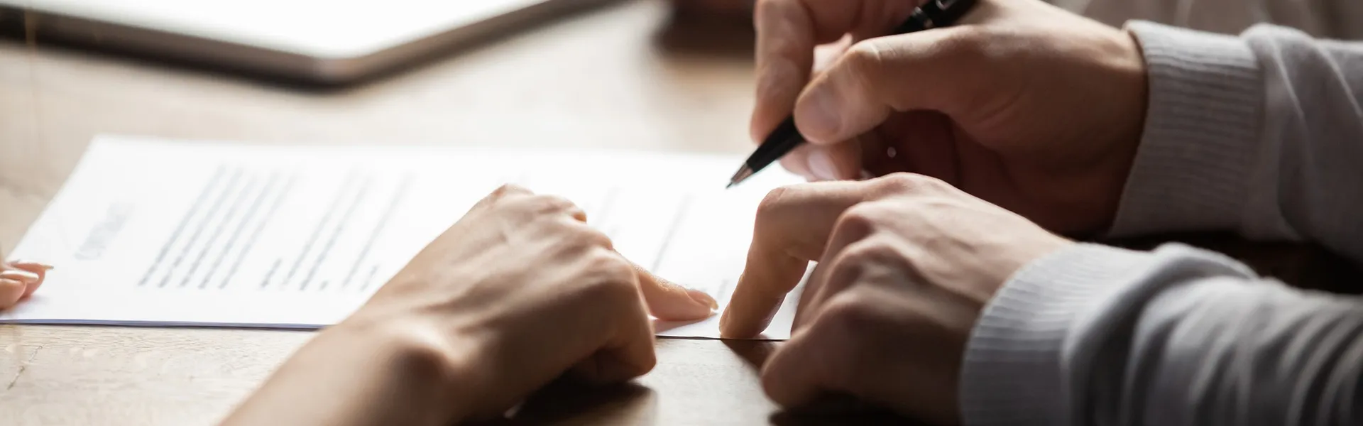 契約書のサインは慎重に